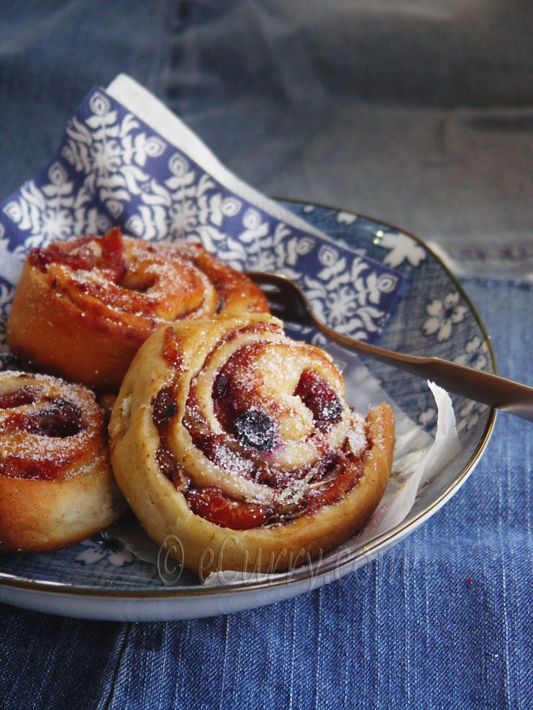 Fruit rolls with yeast/yeast bread rolls